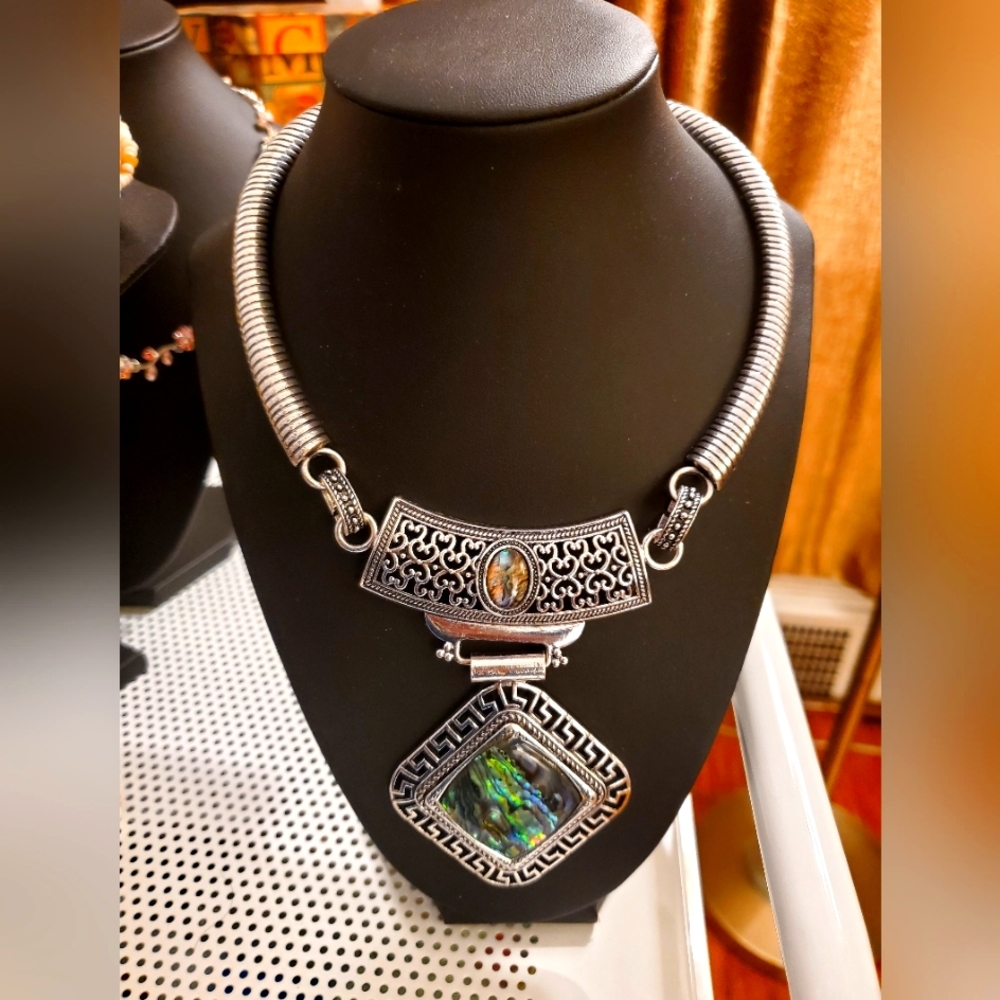 Costume Jewelry- Silver toned necklace